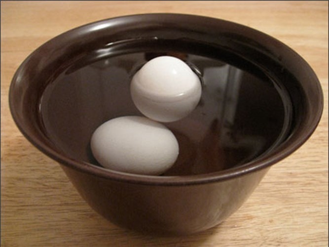 Cách phân biệt trứng gà tẩy trắng với trứng gà thật đơn giản